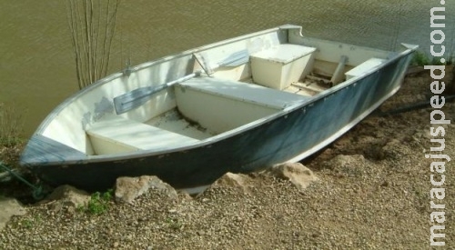 Ladrões armados usam barco para fazer arrastão na beira de rio