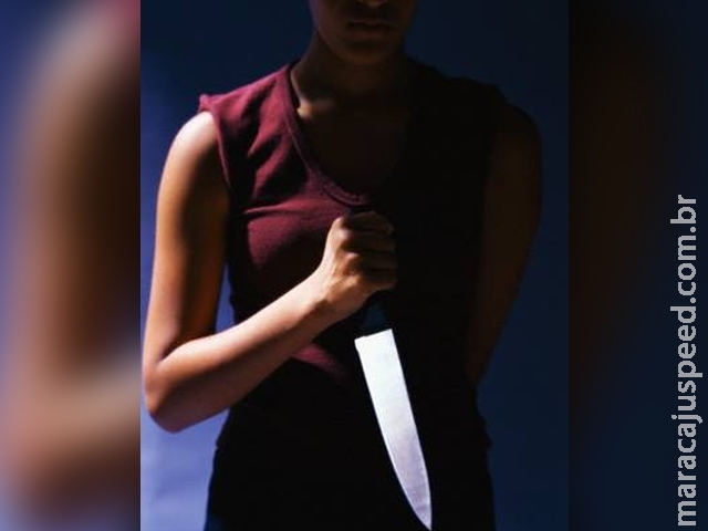 Mãe tenta defender filha de agressão e acaba esfaqueada por cunhada