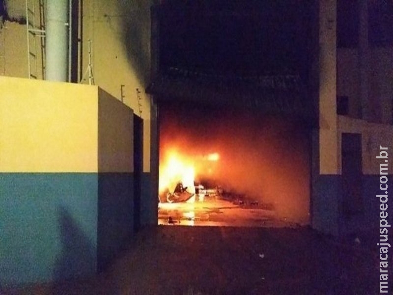 Máquina de sorvete pega fogo e destrói fábrica durante a madrugada Máquina de sorvete pega fogo e destrói fábrica durante a madrugada