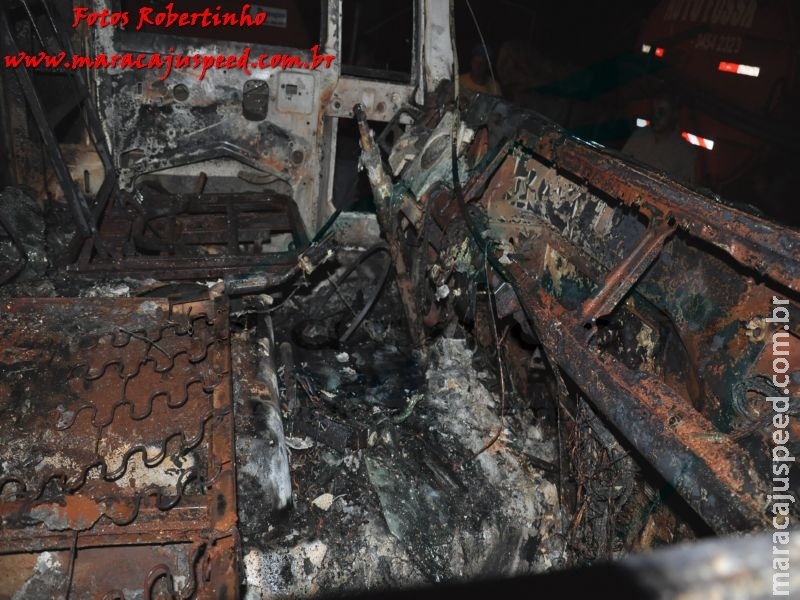 Maracaju: Bombeiros atendem ocorrência em que caminhão é consumido por chamas em empresa