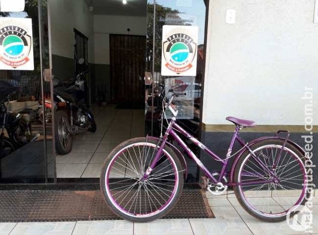 Mistério: bicicleta de mulher queimada é deixada em frente a emissora de rádio