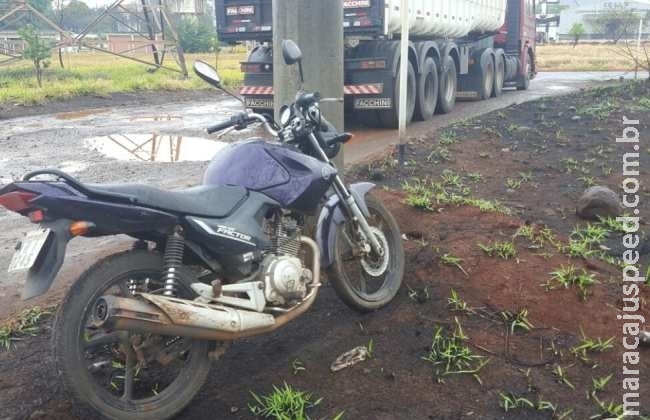 Motociclista fica ferido após tentativa de ultrapassagem e batida em caminhão