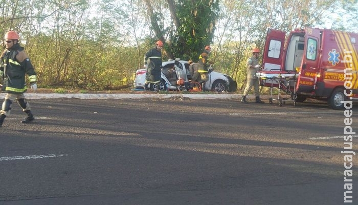 Motorista fica preso nas ferragens ao acertar árvore na Ernesto Geisel Motorista fica preso nas ferragens ao acertar árvore na Ernesto Geisel