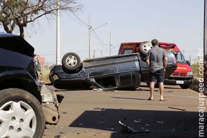 Motorista invade preferencial e causa capotamento de caminhonete