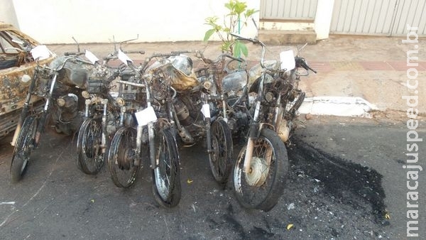 Motos e carros são incendiados em frente de presídio na Capital Motos e carros são incendiados em frente de presídio na Capital