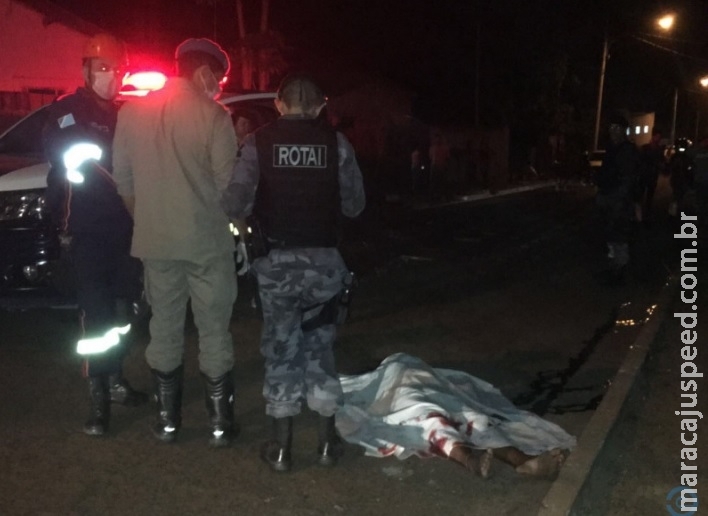 Mulher é esfaqueada e morre no meio da rua após pedir ajuda