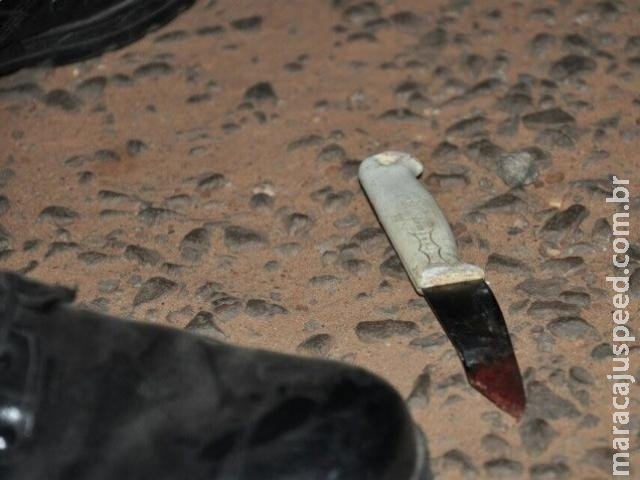 Mulher é morta a facadas e moradores ateiam fogo na casa do suspeito