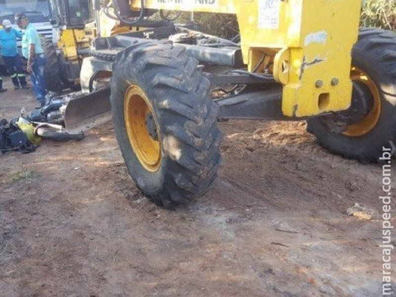 Mulher morre após colidir motocicleta em motoniveladora de prefeitura