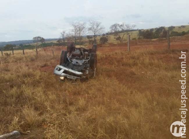 Passageira morre ao ser arremessada de caminhonete durante capotagem Passageira morre ao ser arremessada de caminhonete durante capotagem