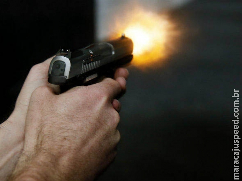 Peões discutem e colega atira na cabeça de homem e foge em trator