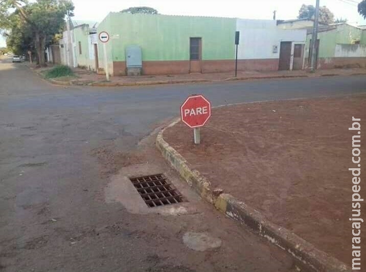 Placa de Pare ‘rebaixada’ em cidade de MS vira chacota no Facebook Placa de Pare ‘rebaixada’ em cidade de MS vira chacota no Facebook