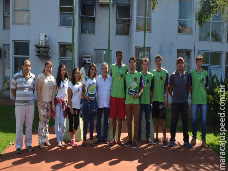 Prefeito Maurilio Azambuja recebe os atletas medalhistas do Basquete no JOJUMS