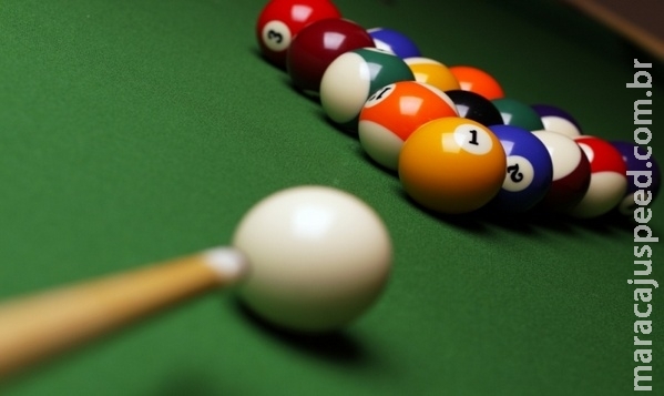 Suposta funcionária de conveniência agride cliente com taco de sinuca e quebra celular