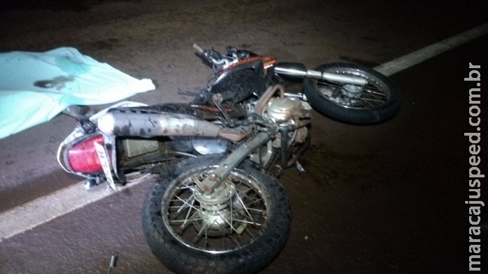 Tentativa de ultrapassagem mata motociclista e joga esposa no acostamento Tentativa de ultrapassagem mata motociclista e joga esposa no acostamento