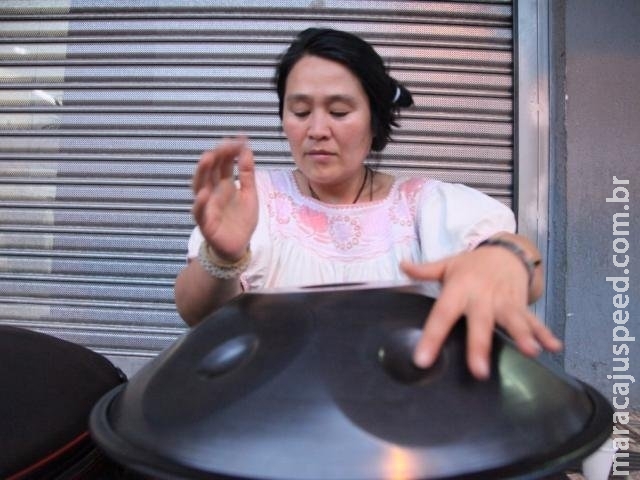 Tocando instrumento diferente, coreana faz sucesso nas ruas de Campo Grande
