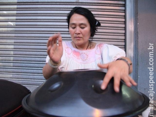 Tocando instrumento diferente, coreana faz sucesso nas ruas de Campo Grande Tocando instrumento diferente, coreana faz sucesso nas ruas de Campo Grande