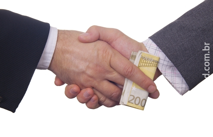 Traficante tenta subornar policiais com R$ 4 mil, mas acaba preso