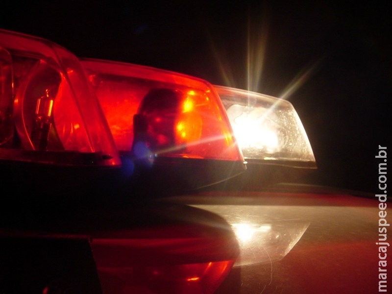 Usuário de drogas agride com chutes e arrasta mãe para fora de cas