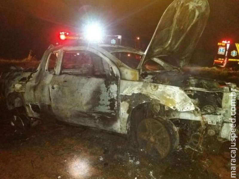 Veículo sai da rodovia, entra em "combustão" e ocupantes saem ilesos Veículo sai da rodovia, entra em "combustão" e ocupantes saem ilesos