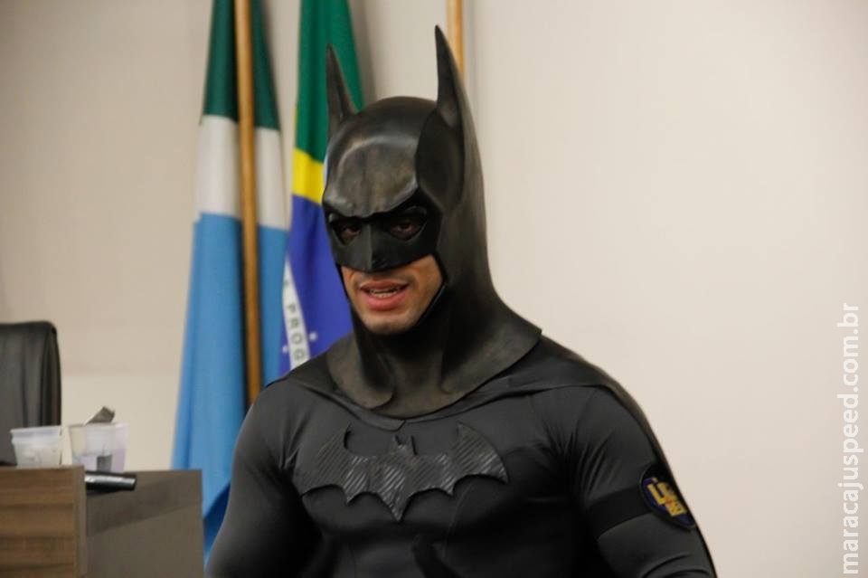 VÍDEO: bandidos furtam ‘batmóvel’ e levam máscara do super-herói