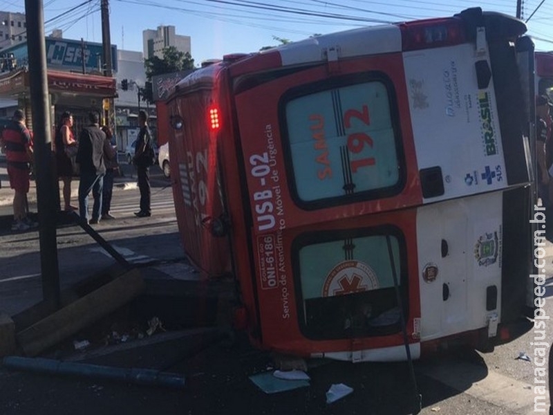 Acidente com carro e ambulância do Samu deixa 2 pessoas feridas Acidente com carro e ambulância do Samu deixa 2 pessoas feridas