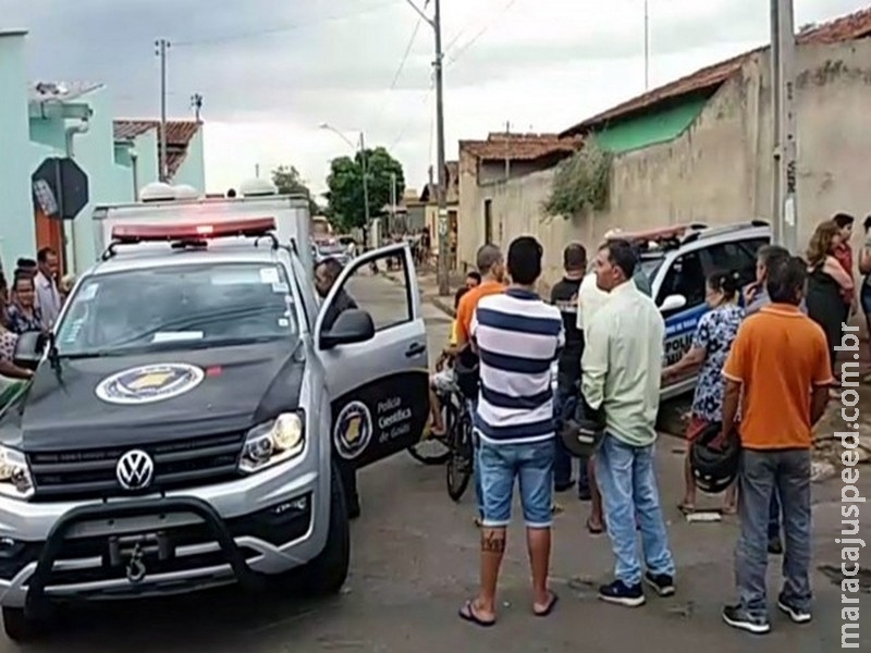 Amigos são mortos com vários tiros dentro de casa Amigos são mortos com vários tiros dentro de casa