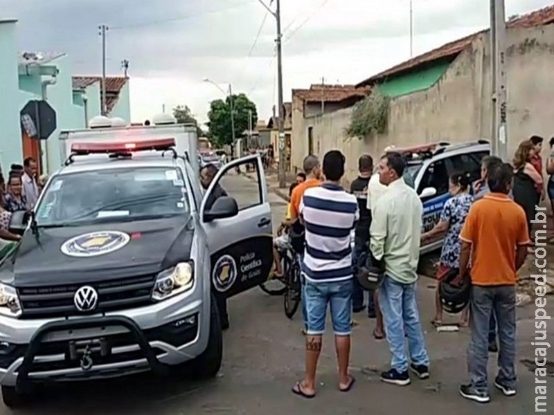 Amigos são mortos com vários tiros dentro de casa