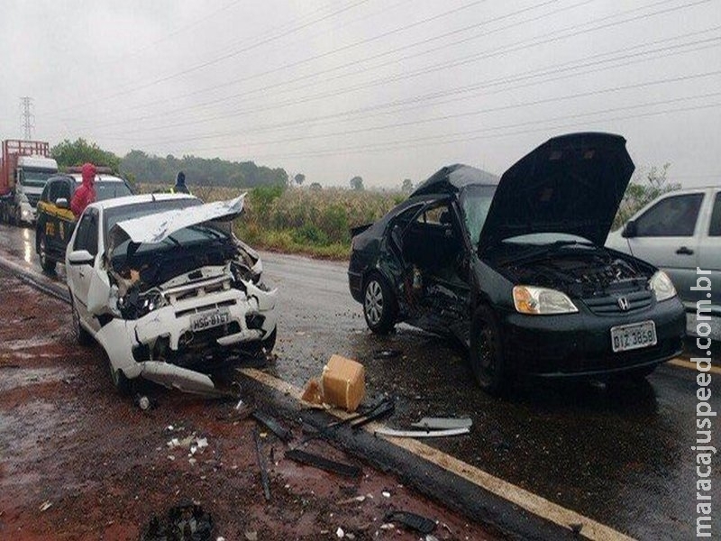 Ao desviar de buraco, carros colidem de frente e duas mulheres morrem