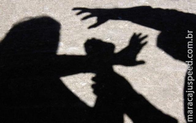 Ao voltar do trabalho, marido é agredido a pauladas e mordidas por esposa