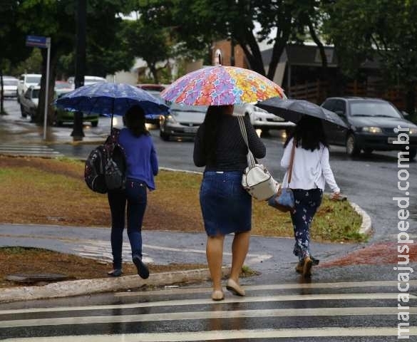 Após 42 dias de seca, chuva volta à Capital e meteorologia alerta para tempestades