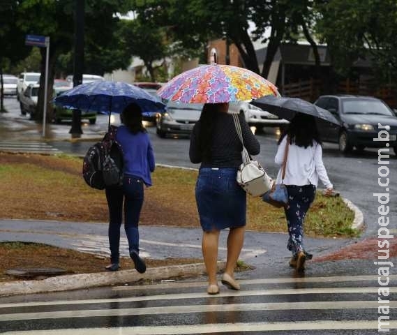 Após 42 dias de seca, chuva volta à Capital e meteorologia alerta para tempestades