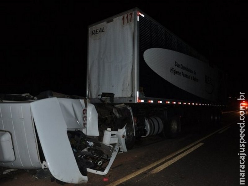 Após colisão traseira, cabine de carreta vira e motorista morre prensado
