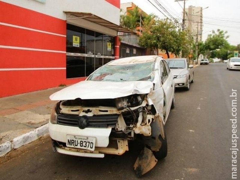 Bandidos invadem condomínio e capotam carro roubado durante fuga