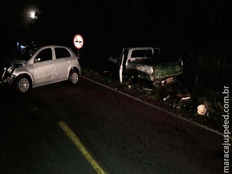 Carro atinge camionete parada às margens da MS-276 e passageira fica ferida