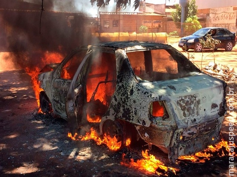Carro pega fogo durante manutenção e mecânico fica ferido; veículo é destruído por incêndio Carro pega fogo durante manutenção e mecânico fica ferido; veículo é destruído por incêndio