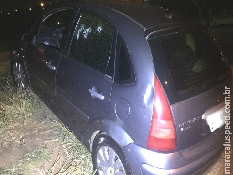 Casal é morto com vários tiros dentro de carro