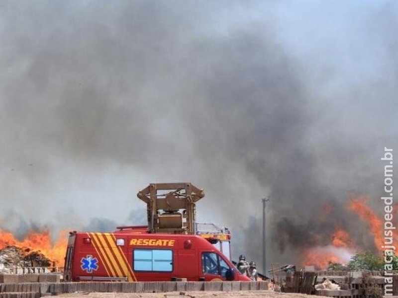 Chamas em empresa de material reciclável alcançam 4 metros de altura