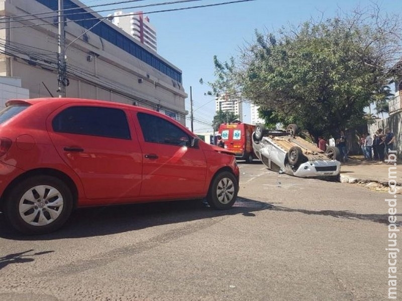 Colisão faz veículo capotar e deixa 2 feridos