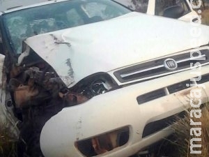 Condutor perde controle de direção, carro bate em barranco e fere cinco pessoas