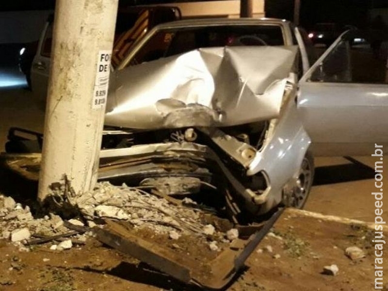 Condutor tenta ultrapassar, perde controle, invade calçada e acerta poste