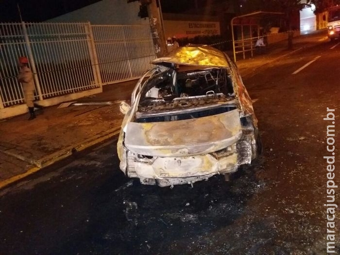 Dois morrem carbonizados após carro bater em poste no centro de Campo Grande