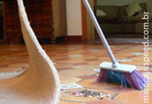 Durante churrasco em família, filha agride mãe a vassouradas