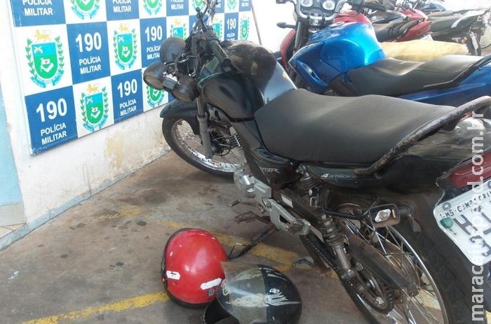 Durante fuga, motociclista colide contra viatura policial e poste na Capital