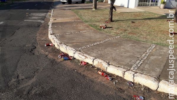 Em bairro nobre, moradores reclamam de sujeira deixada por clientes de bar Em bairro nobre, moradores reclamam de sujeira deixada por clientes de bar