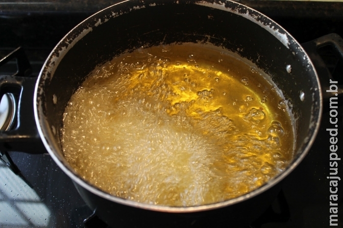 Ex-marido procura delegacia após mulher jogar óleo quente em filho