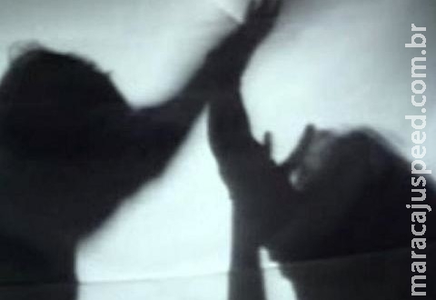 Ex-mulher agride homem com facão ao flagrar atual em residência 