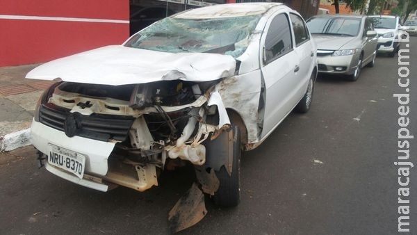 Família é feita refém, ladrões fogem com carro e capotam veículo em perseguição Família é feita refém, ladrões fogem com carro e capotam veículo em perseguição
