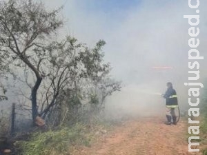 Homem coloca fogo em lixo, chamas se alastram e casa é incendiada