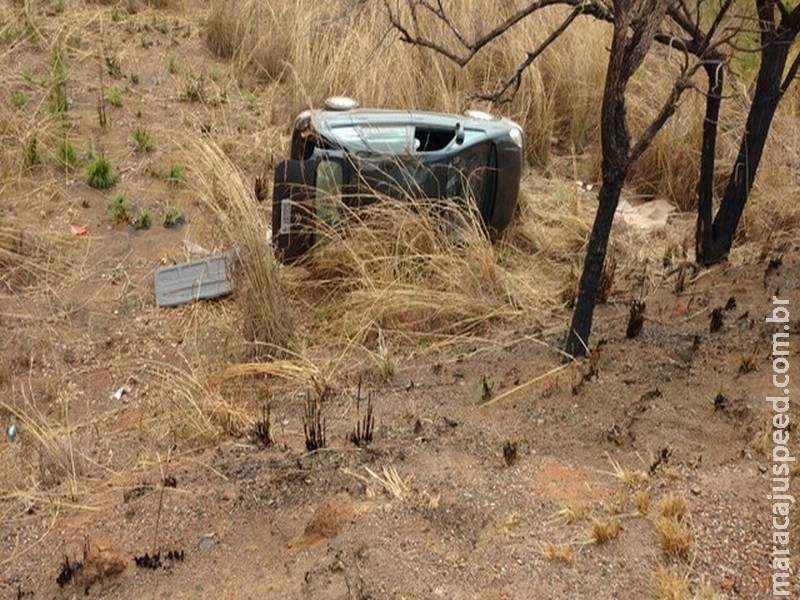 Homem fica ferido após perder controle da direção e carro capotar na MG-188
