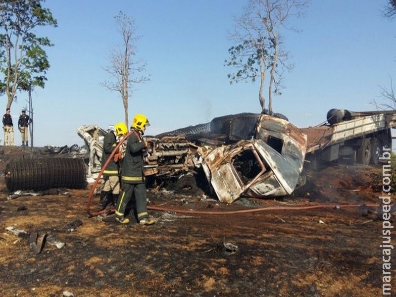 Homem morre após caminhão bater e pegar fogo na BR-153